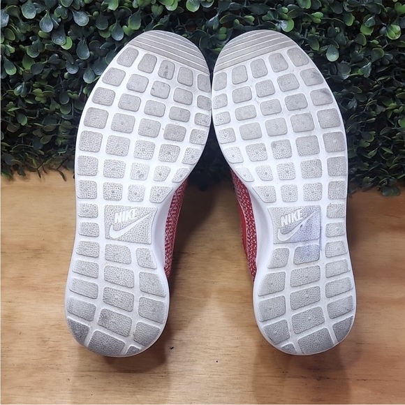 Nike Women's Roshe One Winter Red Sneakers Size 6.5 - Picture 6 of 7